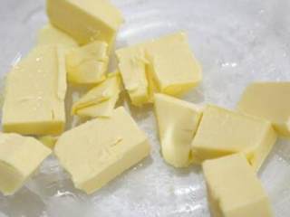 奥利奥白巧牛轧糖,黄油称重好，切成小块备用