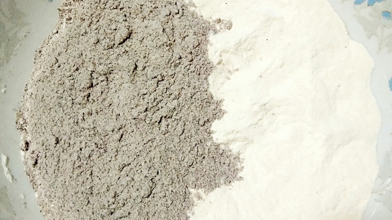 黑米海螺肉松卷,将200g普通面粉和50g黑米粉混合，比例4:1正好。