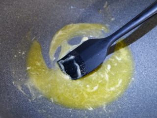 奥利奥白巧牛轧糖,两者混合炒至融化。