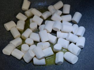 奥利奥白巧牛轧糖,加入棉花糖。