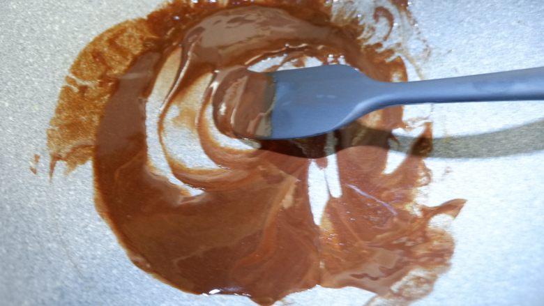 巧克力杏仁牛轧糖,两者混合炒至融化。