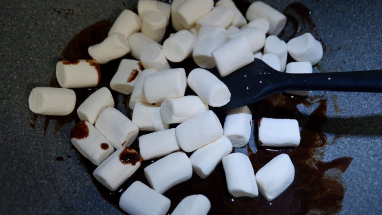 巧克力杏仁牛轧糖,加入棉花糖。