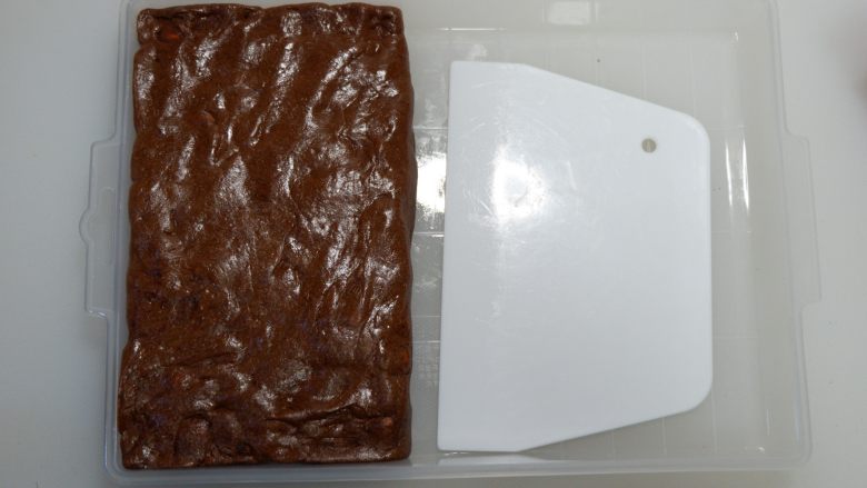 巧克力杏仁牛轧糖,用刮刀压板协助将棉花糖整形好。放置还有一点余温的时候切块即可。