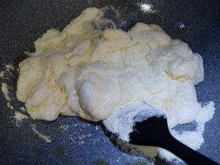 奥利奥白巧牛轧糖,加入奶粉。