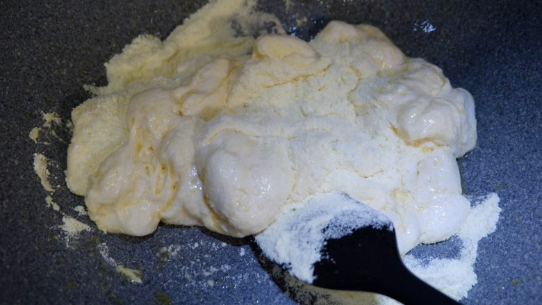 奥利奥白巧牛轧糖,加入奶粉。