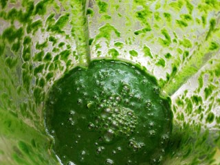 绿油油的菠菜春饼,放入破壁机加入一小碗清水打成汁