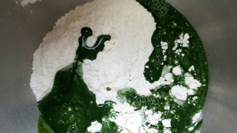 绿油油的菠菜春饼,面粉称重后加入菠菜汁和一勺盐，开始揉面
