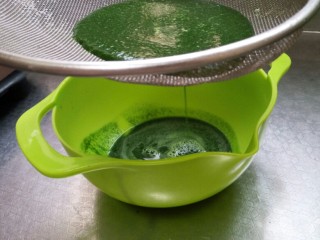 绿油油的菠菜春饼,如果打的很细可以不用过滤，菠菜汁的深浅可以根据加水多少调整