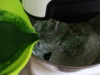 绿油油的菠菜春饼,中途如果面干可以再加菠菜汁，或者加入清水调整，稀了加面粉