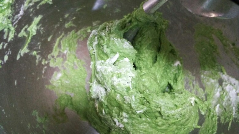 绿油油的菠菜春饼,厨师机2档中速揉面成光滑的面团