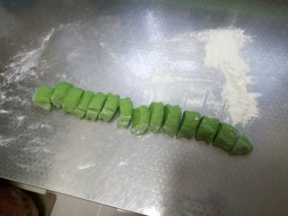 绿油油的菠菜春饼,平均分成一样大小等分，我分了14块