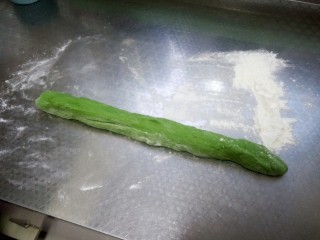 绿油油的菠菜春饼,将松弛好的面搓成长条状