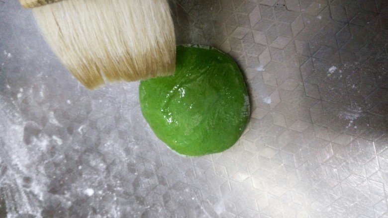绿油油的菠菜春饼,再其中一个刷一层植物油，将两片剂子重叠