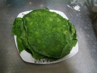 绿油油的菠菜春饼,全部烙好后扣个盖子防止风干