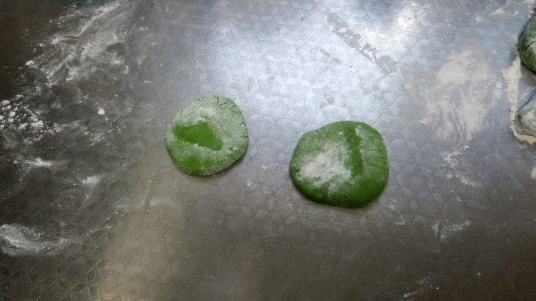 绿油油的菠菜春饼,取两个剂子压扁，记得全程沾干粉防粘