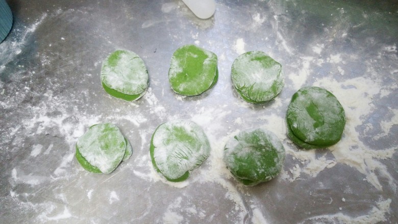 绿油油的菠菜春饼,两片全部叠好，目的是一会烙饼时候可以轻松分开。
