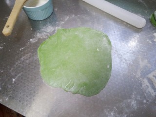 绿油油的菠菜春饼,取一个叠好的剂子擀成圆薄饼