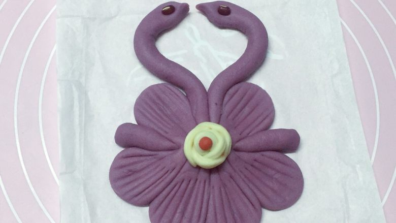 情侣鹅,再做一紫色的鹅，做法跟白色的相同。