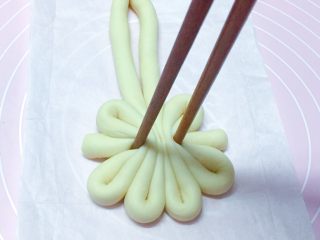 情侣鹅,然后用筷子夹起来，如上图。