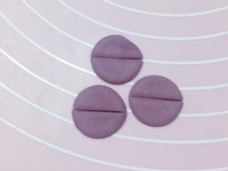 情侣鹅,再取一小块紫色面团擀开，用圆形模具压出3个小圆饼，然后对半切开为花瓣，如上图。