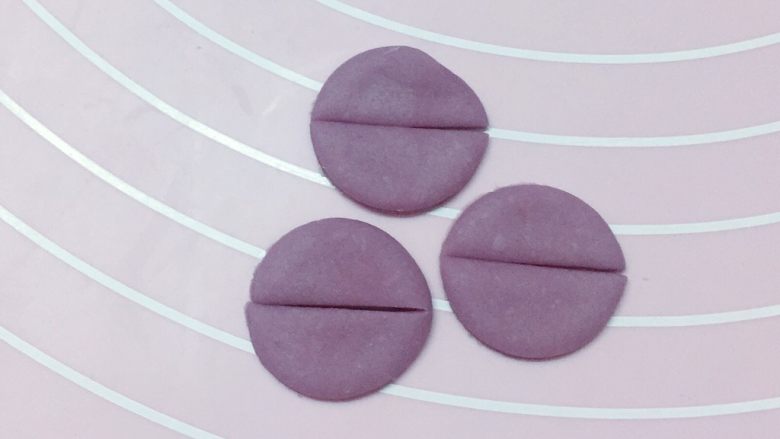 情侣鹅,再取一小块紫色面团擀开，用圆形模具压出3个小圆饼，然后对半切开为花瓣，如上图。