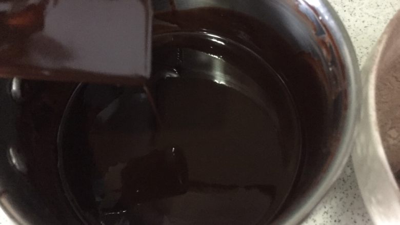 核桃布朗尼,融化至细腻光滑的巧克力液