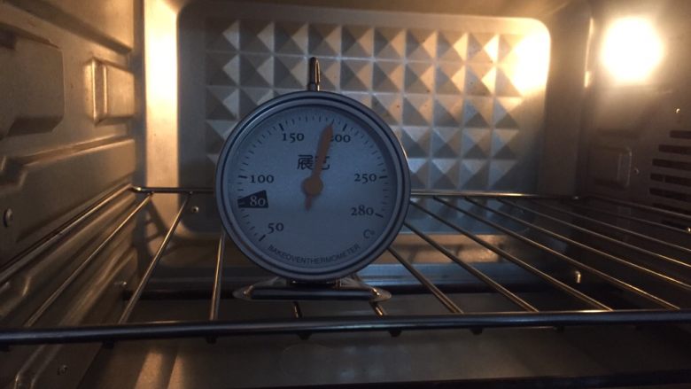核桃布朗尼,这时可以预热烤箱180度大概10分钟左右