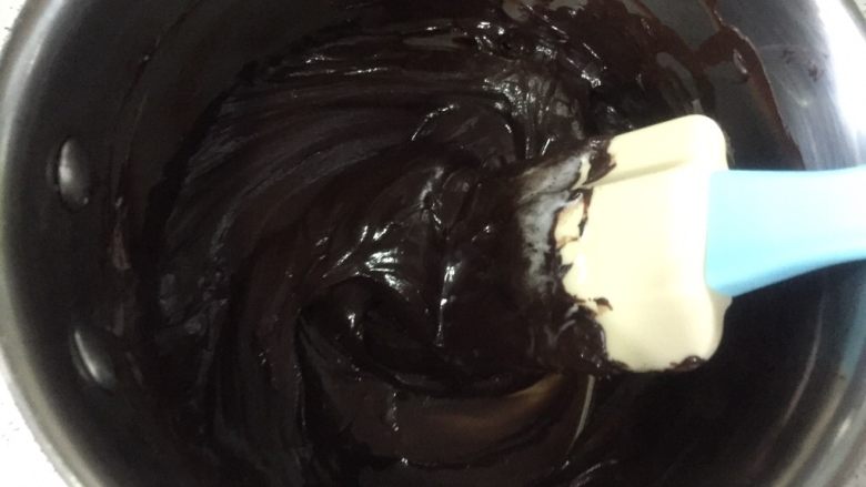 核桃布朗尼,搅拌均匀的巧克力淡奶液