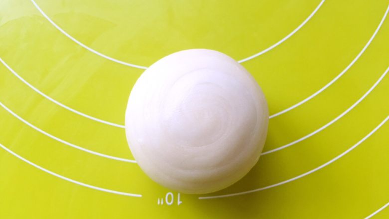 螺纹蛋黄酥,收口朝下，整理好蛋黄酥的外形，螺纹的中心要在蛋黄酥的顶部
