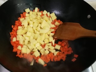 冬天太冷吃土豆胡萝卜羊肉臊子面,放入土豆胡萝卜