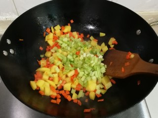 冬天太冷吃土豆胡萝卜羊肉臊子面,翻炒出香味后放入芹菜碎