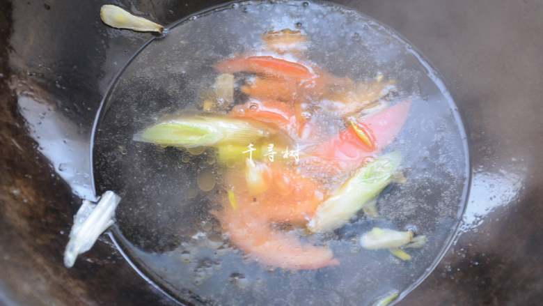 红烧茄子 百吃不厌的经典家常菜,倒入热水，大火烧开后转小火准备调味。