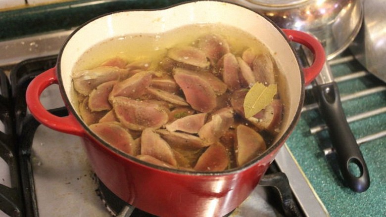 油封鸭胗,猪油加热至约100℃（或开始冒小泡），熄火，将鸭胗放入油内。