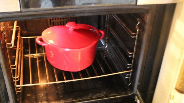 油封鸭胗,盖上盖子，将锅子放入烤箱，以80℃烤3小时。