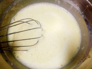 独创鸟巢蛋饼,搅拌至白糖融化