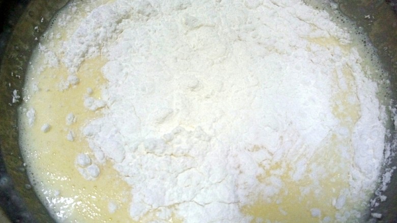 独创鸟巢蛋饼,筛入低筋面粉