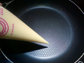 独创鸟巢蛋饼,平底锅小火加热，裱花袋剪一小口，不要太大，在锅上快速均匀地画出造型，造型随意发挥