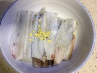 高营养~日式蒲烧鳗鱼,鳗鱼洗净后放入碗里放入一半的老姜末