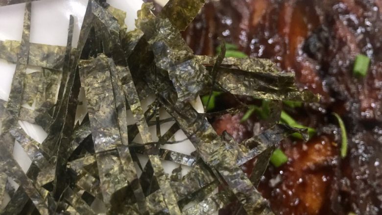 高营养~日式蒲烧鳗鱼,装盘后放上海苔丝和撒上葱花即可