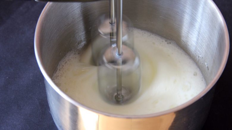 中空可可蛋糕,用打蛋器高速搅打30圈左右，蛋白膨胀出现粗泡。