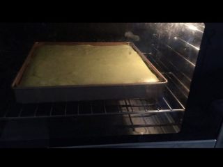 抹茶奶油蛋糕卷,烤箱提前预热，上下火160度烤30分钟。