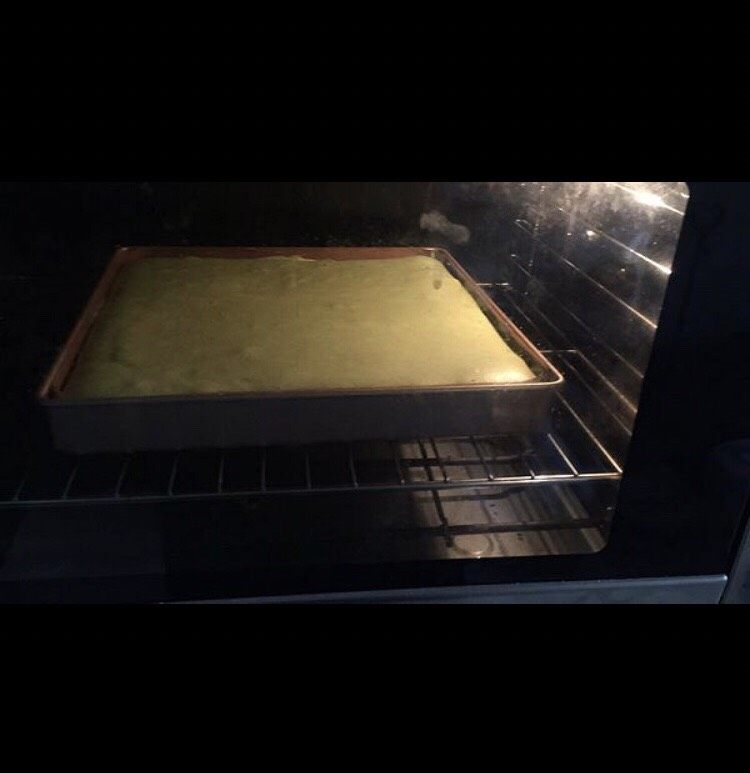 抹茶奶油蛋糕卷,烤箱提前预热，上下火160度烤30分钟。