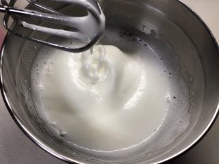抹茶奶油蛋糕卷,蛋白霜稍微出现纹路加入剩余细砂糖。