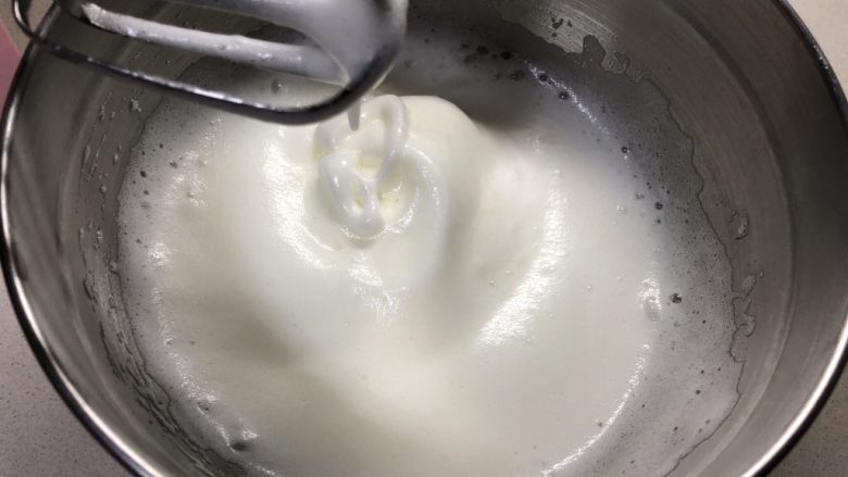 抹茶奶油蛋糕卷,蛋白霜稍微出现纹路加入剩余细砂糖。