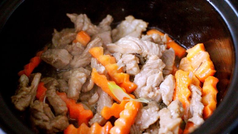 做年货-梅花肉爆炒狼牙土豆条（砂锅版）,直至把胡萝卜条煸炒至变软