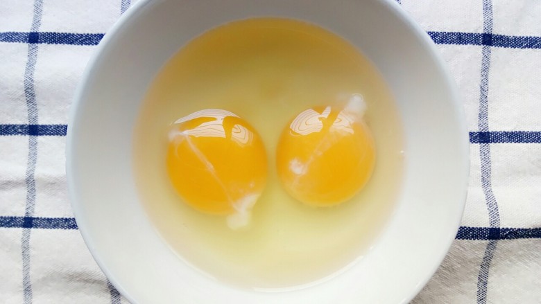 梅汁鸡蛋肉末汤,鸡蛋打入碗中