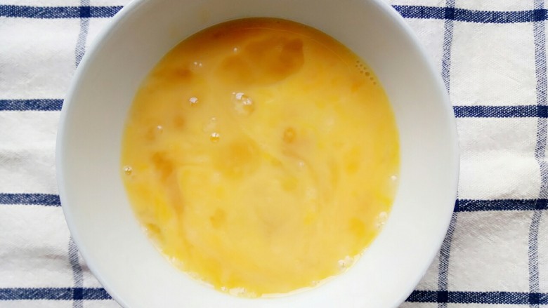 梅汁鸡蛋肉末汤,再将鸡蛋打成鸡蛋液