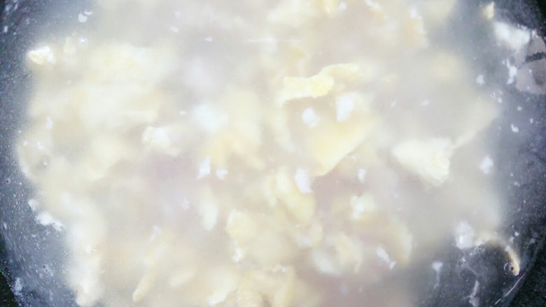 梅汁鸡蛋肉末汤,鸡蛋和肉末炒后加入水煮