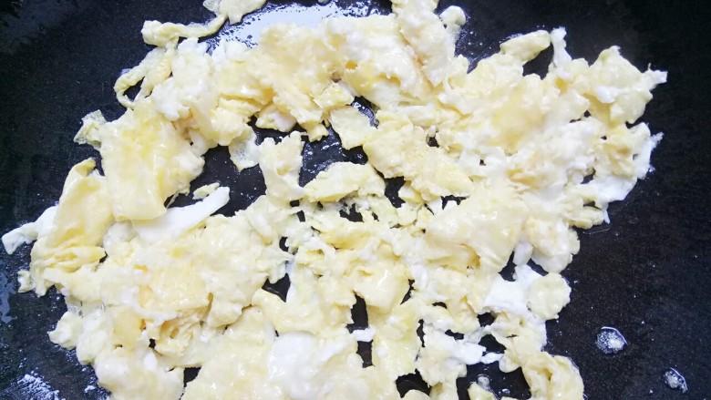 梅汁鸡蛋肉末汤,锅里放油，油热后倒入鸡蛋液炒散