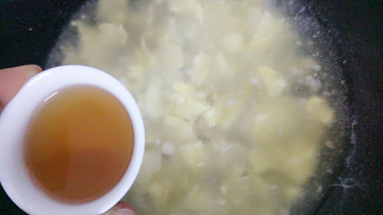 梅汁鸡蛋肉末汤,煮好后关火倒入梅汁搅拌一下